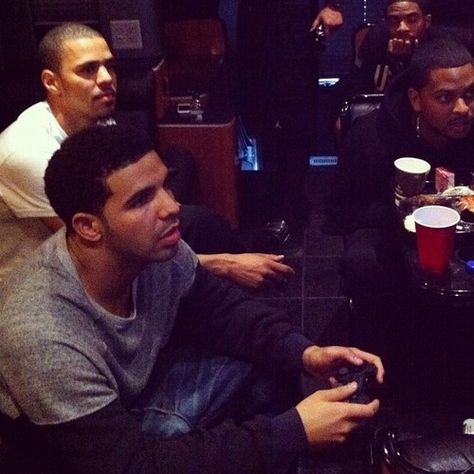 This picture gives off a nice vibe representing how the rap game is a little.. everybody playing but you can tell who's serious #philosophicalshit #makeroomforme #imcomin J Cole And Drake, Drake Ovo, Drake Drizzy, Drake Graham, The Rap Game, Playing Chess, Aubrey Drake, Freestyle Rap, J Cole