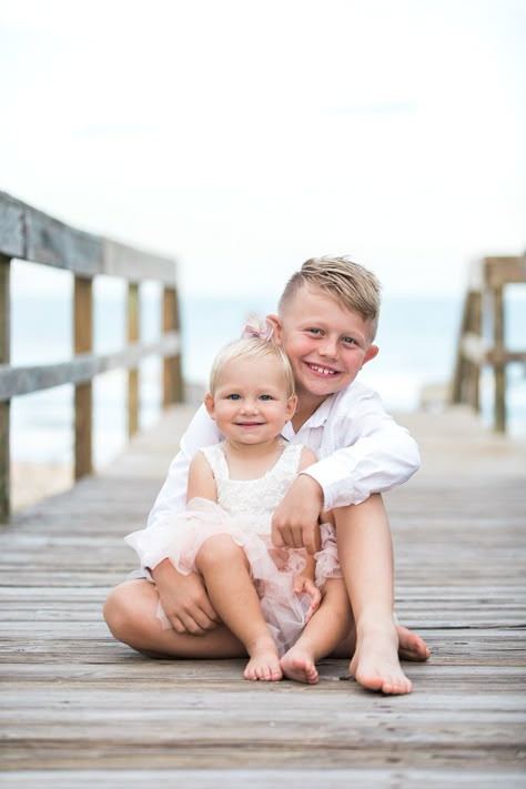 Beach Pictures For Kids, Beach Sibling Photos, Beach Kids Photoshoot, Siblings Beach Photoshoot, Kids Beach Photoshoot Ideas, Kid Beach Photoshoot, Family Of 4 Beach Photoshoot, Beach Poses With Kids, Mom And Kids Beach Pictures