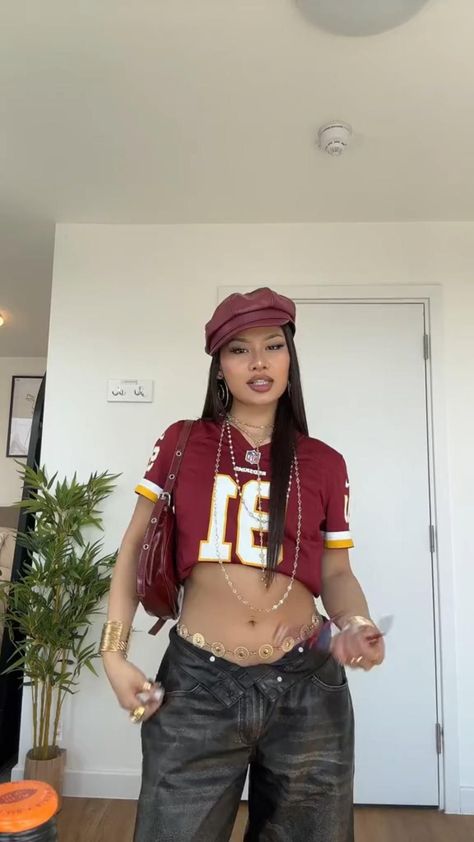 90s Basketball Jersey Outfit, 49er Game Day Outfit, Style Basketball Jersey Women, How To Style A Football Jersey Women, 90s Fashion Jersey Outfits, Aaliyah Aesthetic Outfit, 90s Aaliyah Outfits, How To Style Jerseys, College Party Outfit Black Women