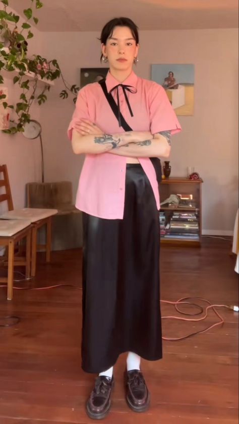 Feminist Outfits Aesthetic, Willow Park Inspired Outfits, Neutral Masc Outfits, Modest Work Clothes, Gender Neutral Fashion Aesthetic, Button Up Outfits Women, Mixed Pattern Outfit, Soft Masc Outfits For Women, Japanese Fashion Minimalist