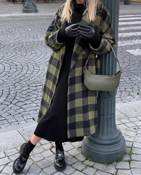 Prada Loafers Women Outfit, Loafers And Dress Outfit, Loafers Women Outfit, Loafers Street Style, Sofia Coelho, Loafers Outfit, Winter Dress Outfits, Mood Board Fashion, Airport Style