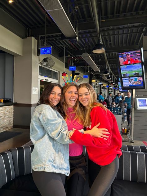 Top Golf Party, Cute Birthday Pics With Friends, Bday Pics With Friends, Top Golf Birthday Party, Top Golf Pictures, Top Golf Birthday, Top Golf Aesthetic, Golfing Instagram Pictures, Top Golf With Friends