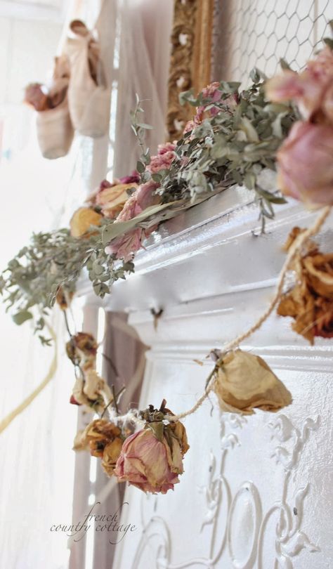 Beautiful country flower shabby chic living room. Description from pinterest.com. I searched for this on bing.com/images Dried Flower Garland, Flower Garland Diy, Dried Flowers Diy, Diy Fleur, Drying Roses, Garland Diy, Fleurs Diy, Shabby Chic Living Room, Rose Garland