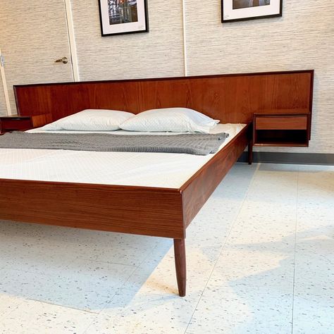 Teak Bed Frame, 70s Bedframe, Bed Frame Mid Century, Mid Century Bed, Mid Century Modern Bedroom, King Bed Frame, Beds And Headboards, Bed Base, Century Furniture