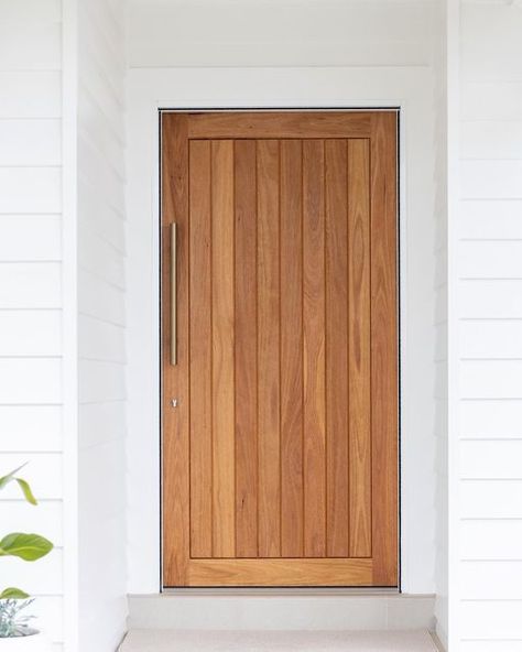 HowsThatHouse on Instagram: "‘Casuarina’ solid timber door • in blackbutt" White Oak Front Doors, Exterior Beach House, Timber Front Door, Wooden Door Entrance, House Front Door Design, Traditional Front Doors, White Exterior Houses, Luxury Vinyl Tile Flooring, Beach House Plans