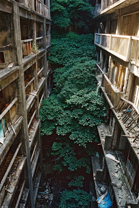 Hashima Island, Yasukuni Shrine, Creepy Backgrounds, Apocalypse Aesthetic, Brutalism Architecture, Beautiful Ruins, Dark Places, Hiroshima, Travel Goals