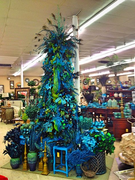 Peacock Christmas tree. Gorgeous:)) Peacock Christmas Decorations, Peacock Christmas Tree, Blue Christmas Tree Decorations, Peacock Christmas, Centerpiece Christmas, Blue Christmas Tree, Gold Christmas Decorations, Christmas Tree Inspiration, Beautiful Christmas Trees