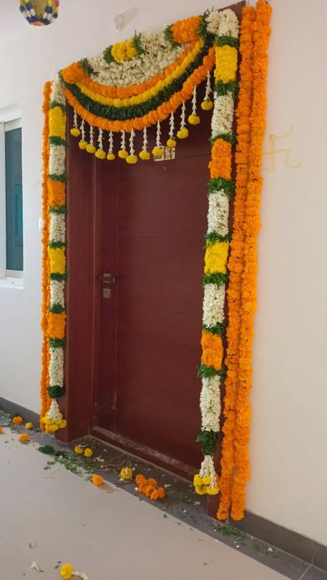 House Entrance Flower Decoration, Gruhapravesham Decoration Ideas, Ghar Decoration, Function Background, Floral Entrance, Door Flower Decoration, Decoration With Flowers, Leaf Art Diy, Small Wedding Decor