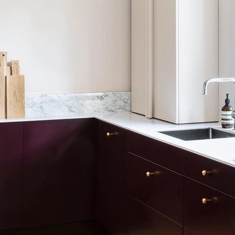 Superfront on Instagram: “How we love the combo of these Aubergine coloured fronts and our Pluto brass handles. And how well doesn’t these soft beige-apricot walls…” Apricot Walls, Aubergine Kitchen, Colour Kitchen, Aubergine Colour, Aubergine Color, Soft Beige, Kitchen Colors, Brass Handles, Wall Colors