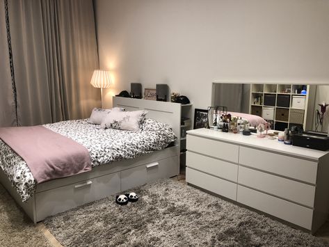 Room Layout Rectangular, Rectangular Room Layout Bedrooms, Apartment Bedroom Decor, Pinterest Room Decor, Bedroom Decor Design, Bed Furniture Design, Minimalist Room, Teen Bedroom Decor, Room Makeover Bedroom