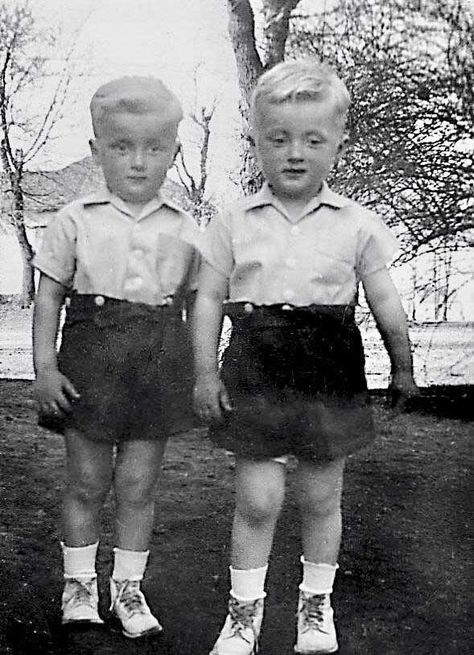 1946, Minnesota - these Wolner family twins, Robert and Richard, are just so darn cute! Ephemera Printables, Multiple Births, Sideshow Freaks, Meaningful Paintings, Children Pictures, Vintage People, Vintage Children Photos, Conjoined Twins, Movie Ideas