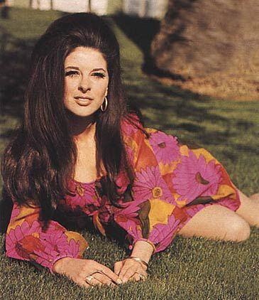 Bobbie Gentry sang "Ode to Billie Joe" (The day Billie Joe McAllister jumped off the Tallahatchie bridge...)! Bobbie Gentry, Country Musicians, 60s Music, Western Music, Country Music Stars, Country Music Singers, Country Stars, Country Artists, Folk Music