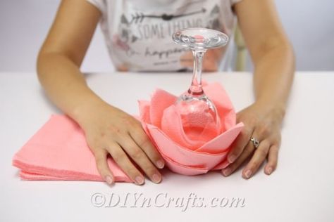 How to Fold Napkins into Beautiful Roses {Video} - Learn how to fold napkins into roses for your next dinner party using this simple step by step guide that only requires napkins and a few minutes time! Glass Napkin Folding, Napkin Roses Tutorials, How To Decorate Napkins, Napkin Folding Rose, Napkin Roses, Roses Video, Napkin Origami, How To Fold Napkins, Folded Paper Flowers