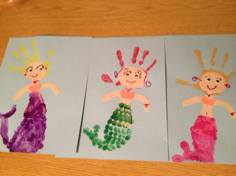 Handprint mermaids! Spring Art Projects, Pinterest Crafts, Craft Kids, Summer Crafts For Kids, Kids Classroom, Handprint Art, Spring Activities, Spring Art, Ocean Themes