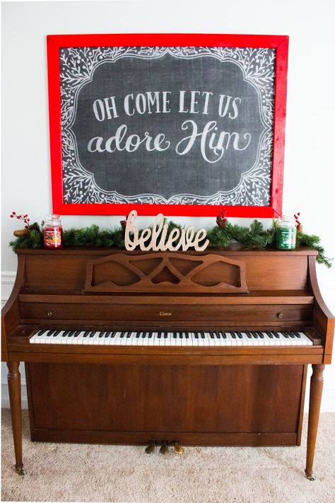 Piano Christmas Decor, Piano Christmas, Piano Decor, Christmas Piano, Pinterest Christmas, Traditional Holiday Decor, Christmas Photo Booth, Decor For Christmas, Family Inspiration