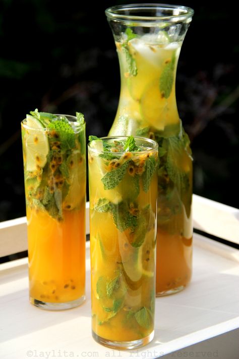 Fruit Mojito Recipe, Fruit Mojito, Passion Fruit Mojito, Passion Fruit Tea, Cocktail Margarita, Passionfruit Recipes, Cocktail Fruit, Fruit Juice Recipes, Passion Fruit Juice