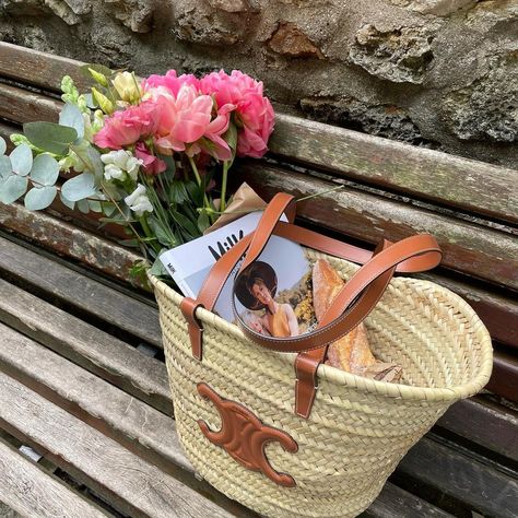 Julie Parisienne 🇫🇷From Mtl 🇨🇦 on Instagram: “#happythursday 🌸enfiiiiin les prochains jours qui s’annoncent ☀️😅. #celinetriomphe #flowers #paris #parisianstyle #parisienne…” Celine Triomphe, Hermes Oran, Dressed To The Nines, Beach Chic, Bags Aesthetic, Basket Bag, Brown Bags, My Vibe, Picnic Basket