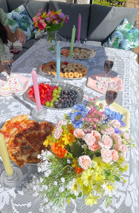 Outdoor Spring Birthday Party Ideas, Outdoor Picnic Party Food, 18th Summer Birthday Party Ideas, Bright Garden Party, Spring Picnic Party, Summer 18th Birthday Party Ideas, Spring Brunch Ideas Decor, Floral Garden Birthday Party, Spring Bday Party Ideas