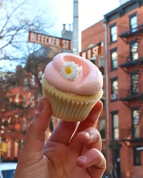 Magnolia Cupcakes, Magnolia Cake, Nyc Bakery, Famous Desserts, Dry Measuring Cups, Magnolia Bakery, Magnolias Bakery, Pink Frosting, How To Make Cupcakes