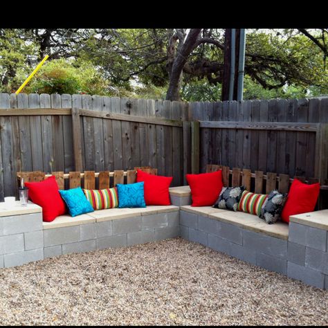 Cement block bench Block Furniture, Cinder Block Furniture, Diy Outdoor Seating, Backyard Seating Area, Cinder Blocks, Outdoor Seating Area, Backyard Seating, Cozy Backyard, Easy Backyard