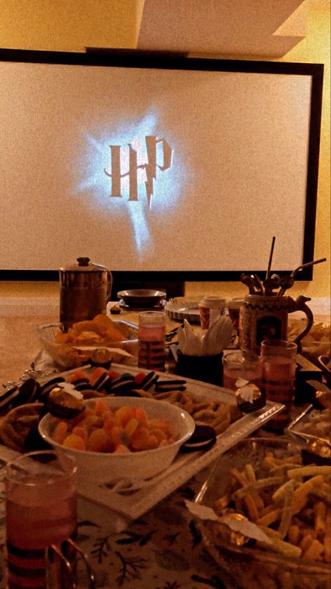 Harry Potter Sleepover Aesthetic, Best Movie Night Snacks, Harry Potter Movie Marathon Aesthetic, Fall Movie Party, Movie Night Asthetics, Harry Potter Dinner Party Food, Harry Potter Marathon Aesthetic, Harry Potter Movie Snacks, Harry Potter Movie Party