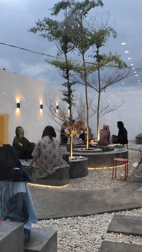 Cafe Outdoor Design Ideas Coffee Shop, Minimalistic Cafe Exterior, Outdoor Seating Area Landscape Design Restaurant Cafe, Outdoor Cafe Wall Design, Commercial Outdoor Spaces, Italian Coffee Shop Design, Coffee Shop Outdoor Seating, Mini Coffee Shop Design Outdoor, Cafe Landscape Design