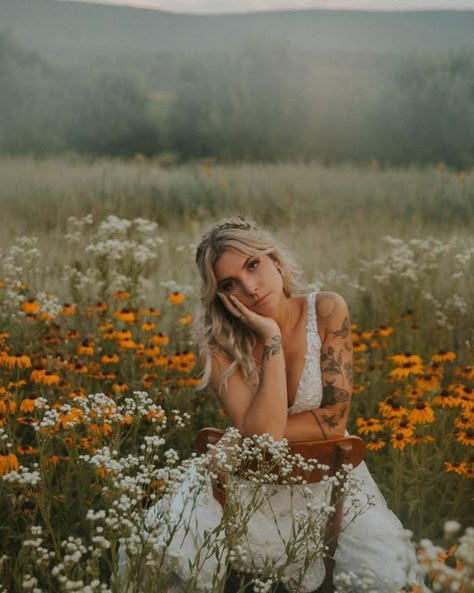 Photos In A Field, Field Of Wild Flowers, Summer Planting, Senior Photoshoot Poses, Wildflower Photo, Senior Photography Poses, Farm Land, Senior Photo Poses, Spring Photoshoot