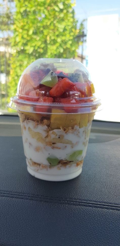 Yogurt Griego con Fruta y Granola Granola Yogurt Parfait, Parfait Yogurt, Yogurt Snacks, Yogurt Cup, Parfait Recipes, Fotos Ideas, Yogurt And Granola, Natural Yogurt, Yogurt Bowl