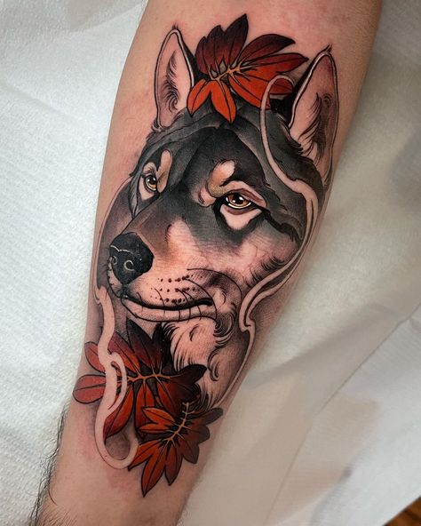 Beautiful wolf tattoo design Neo Traditional Wolf Head Tattoo Design, Neo Trad Wolf Tattoo, Red Wolf Tattoo, Neo Trad Wolf, Neotraditional Wolf Tattoo, Neo Traditional Wolf Tattoo, Neo Traditional Wolf, Traditional Wolf Tattoo, Traditional Tattoo Animals