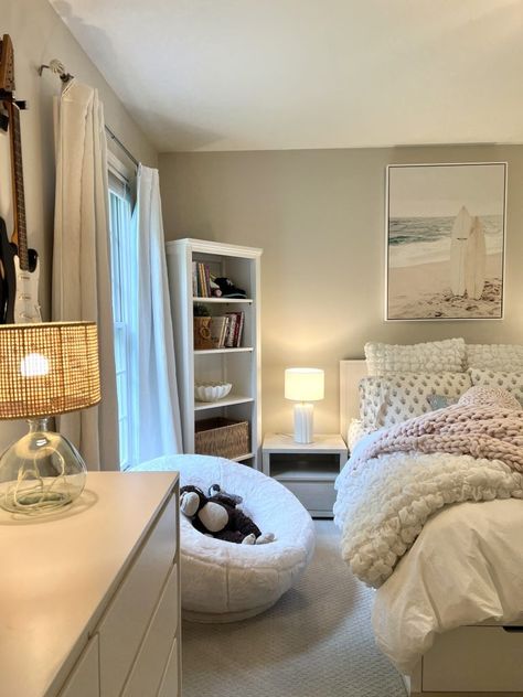 Pottery Barn Teen Bedroom - Haneen's Haven High School Bedroom, Pottery Barn Teen Bedroom, Bedroom Cozy Ideas, Teen Coastal Bedroom, Pottery Barn Teen Girl Bedroom, Teen Bedroom Aesthetic, 20 Year Old Bedroom Ideas, Bedroom Teen, Small Bedroom Ideas For Teens