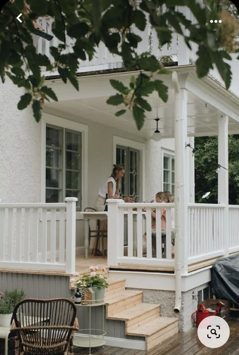 Front Porch Railing Ideas, Front Porch Curb Appeal, Veranda Design, Front Porch Railings, Building A Porch, Farmhouse Front Door, Front Porch Design, Farmhouse Front Porches, Porch Steps