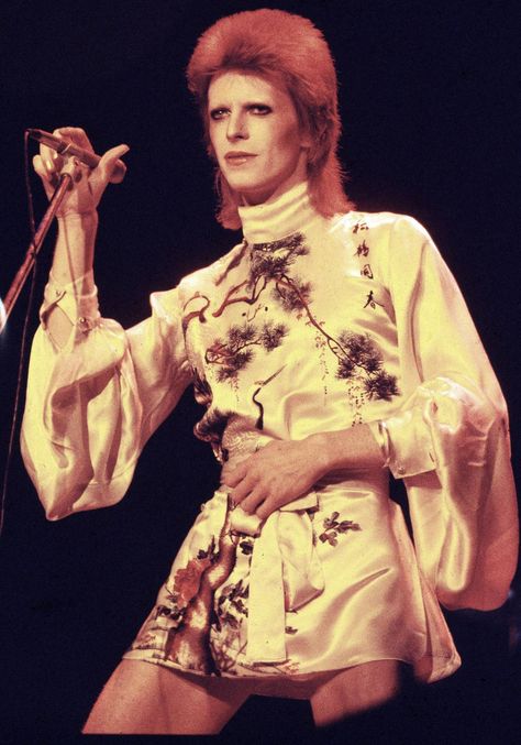 David Bowie in Kimono! David Bowie Fashion, Bowie Ziggy Stardust, Mick Ronson, David Bowie Ziggy Stardust, David Bowie Ziggy, Kansai Yamamoto, Aladdin Sane, Freddy Mercury, Grace Jones