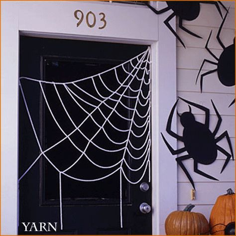 Yarn Spider Webs in the Door Porta Halloween, Dekorasi Halloween, Spider Web Decoration, Spider Decorations, Image Halloween, Halloween Crafts Decorations, Spiderman Birthday, Spider Webs, Halloween Porch