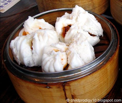 Cha Siu Bao - Steamed BBQ Pork Buns. Bun Dough Recipe, Siu Bao, Steamed Pork Buns, Dim Sum Recipes, Kek Lapis, Chinese Snacks, Steamed Dumplings, Steamed Cake, Pork Buns