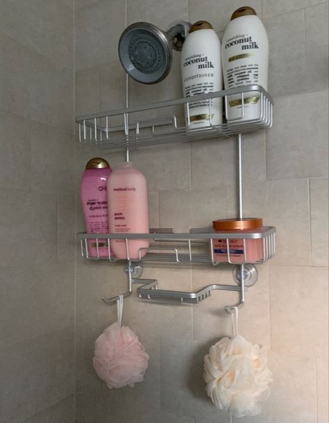 Organizer In Closet, Apartment Shower Organization, Small Bathroom Apartment Ideas, Shower Organization Aesthetic, Dorm Bathroom Organization, Dorm Bathroom, Room Organization Bedroom, Restroom Decor, Shower Organization