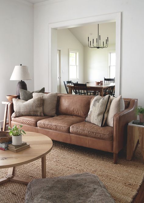 Living Room Rug Ideas, Brown Couch Decor, Room Rug Ideas, Neutral Living Room Decor, Sofa Couch Design, Brown Couch, Couch Design, Couch Decor, Rug Ideas