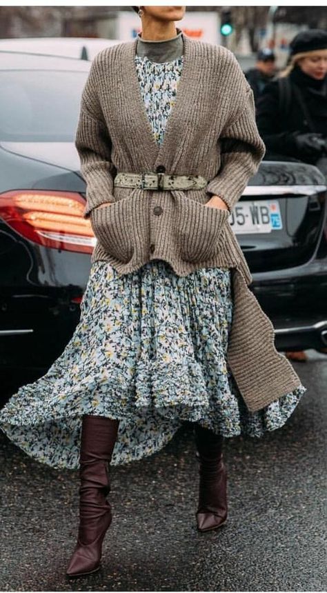 9 super easy ways to wear dresses in the winter and not freeze Dress Outfit Fall, Yasmin Sewell, Midi Dress Layering, Dress And Boots, 1001 Nights, Balenciaga Style, Kindred Spirit, Paris Chic, Influential Women