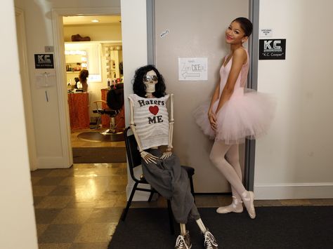 Zendaya trades in her high tops for pointe shoes! - Seventeen.com Zendaya Halloween, Celeb Halloween Costumes, Celeb Halloween, Estilo Zendaya, Zendaya Maree Stoermer Coleman, Ballerina Costume, Zendaya Outfits, Tom Holland Zendaya, Zendaya Style