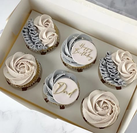 Classy Cupcake Designs, Simple Elegant Cupcakes, Cup Cake Ultah, Coffee Cupcake Design, Coffee Inspired Cupcakes, Cupcake Inspiration Aesthetic, Elegant Cupcakes, Cupcake Decorating Tips, Fancy Cupcakes