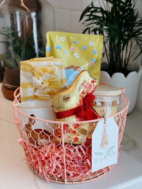 Small Easter Gift Ideas For Coworkers, Easter Basket For Coworker, Easter Gift Ideas For Coworkers, Teacher Easter Basket, Easter Gifts For Coworkers, Easter Gifts For Teachers, Teacher Happies, Easter Teacher Gifts, Small Easter Gifts