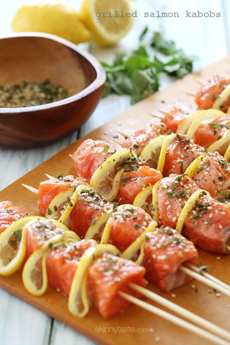 Grilled Salmon Kebabs | Skinnytaste Grilled Salmon Kabobs, Salmon Kabobs, Health Lunch, Healthy Salmon, God Mat, Think Food, Grilled Salmon, Kebabs, Seafood Dishes