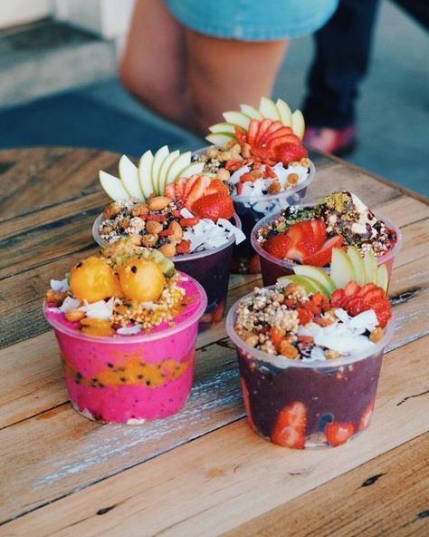 Tropical Acai Bowl, Acai Bowl Recipe Easy, Acai Bowls Recipe, Smoothie Bar, Dessert Aux Fruits, Smoothie Bowl Recipe, Bowl Recipe, Idee Pasto Sano, 100 Calories