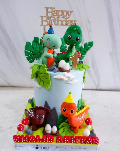 Throw a ROAR-tastic birthday bash with a dinosaur-themed cake! Ciptakan nuansa prasejarah dengan kue ulang tahun dinosaurus untuk si kecil. #dapoernde #dinosaurcake #dinobirthdaycake #kueulangtahunmakassar #kueultahmakassar #dinokids Dino Cake, Birthday Bash, Birthday Cakes, Birthday Cake, Cake, Birthday