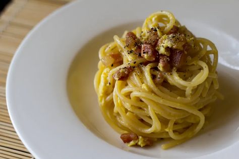 Easy Carbonara Recipe, Spaghetti Carbonara Recipe, Pasta Alla Carbonara, Carbonara Sauce, Carbonara Recipe, Pasta Carbonara, Carbonara Pasta, Spaghetti Carbonara, Italian Recipes Authentic