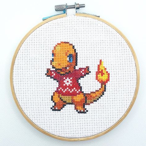 Christmas Pokemon Cross Stitch, Cross Stitch Patterns Pokemon, Charmander Cross Stitch, Pokémon Christmas, Stitch Pokemon, Christmas Pokemon, Pokemon Cross Stitch Patterns, Pokemon Cross Stitch, Pixel Art Pokemon