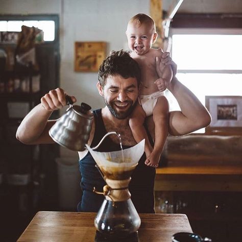 Breakfast Photography, House Coffee, Men Coffee, Family Breakfast, Lifestyle Photography Family, Homemade Breakfast, Coffee Photography, Art House, Kodak Portra