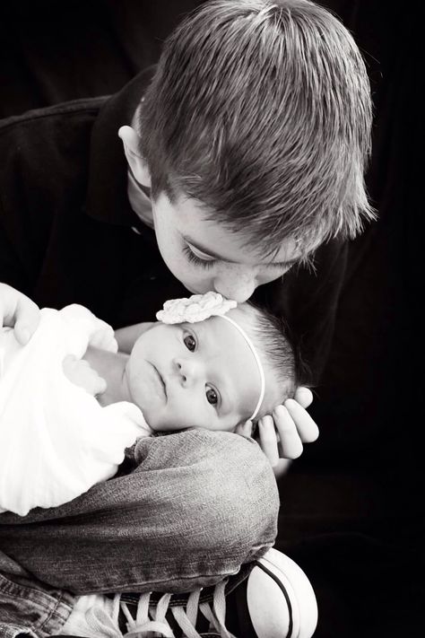 Big Brothers And Little Sister Pictures, Big Brother Little Sister Pictures, Big Brother Photoshoot, Newborn Sibling Pictures, Baby Pictures Poses, Brother Sister Photos, Newborn Sibling, Big Brother Little Sister, Pregnancy Pics