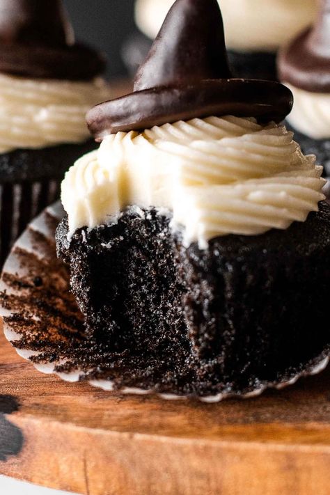 Cocoa Cupcakes, Pecan Pie Cupcakes, Black Cocoa Powder, Cocoa Powder Cookies, Black Cocoa, Vanilla Buttercream Frosting, Cupcake In A Cup, Vanilla Buttercream, Oreo Cookies