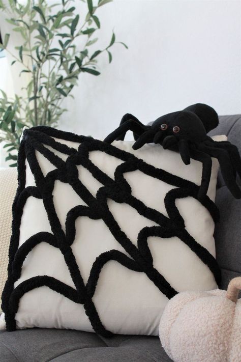 IF YOU LIKE SIMPLE HALLOWEEN DECOR AS MUCH AS WE DO. YOU'RE DEFINITELY GOING TO LIKE THIS FUN DIY PROJECT! Wood Projects Halloween, Halloween Wood Projects, Halloween Pillows Diy, Throw Pillow Diy, Halloween Bedroom, Halloween Pillows Covers, Halloween Room Decor, Diy Halloween Decor, Halloween Throw Pillow