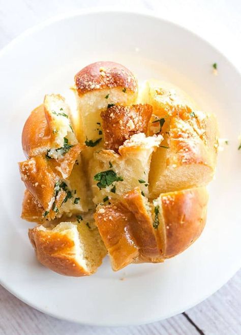 These Easy Pull-Apart Garlic Rolls are quick, a perfect way to use up leftover dinner rolls, and are a fabulous alternative to traditional garlic bread. Pull Apart Garlic Rolls, Frozen Garlic Bread, Frozen Dinner Rolls, Brown Eyed Baker, Garlic Rolls, Dinner Leftovers, White Bread Recipe, Leftover Bread, Dinner Rolls Recipe